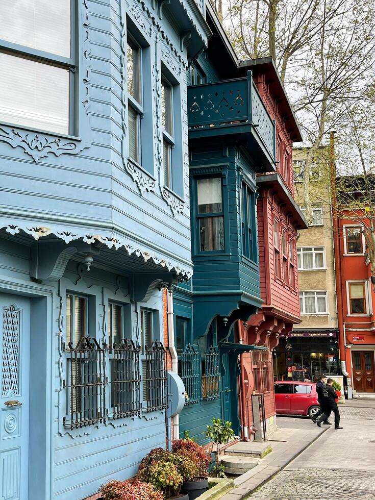 18 de abril 2023 - Estanbul, Turquía - tradicional de madera vistoso casas en kuzguncuk distrito - uskudar foto