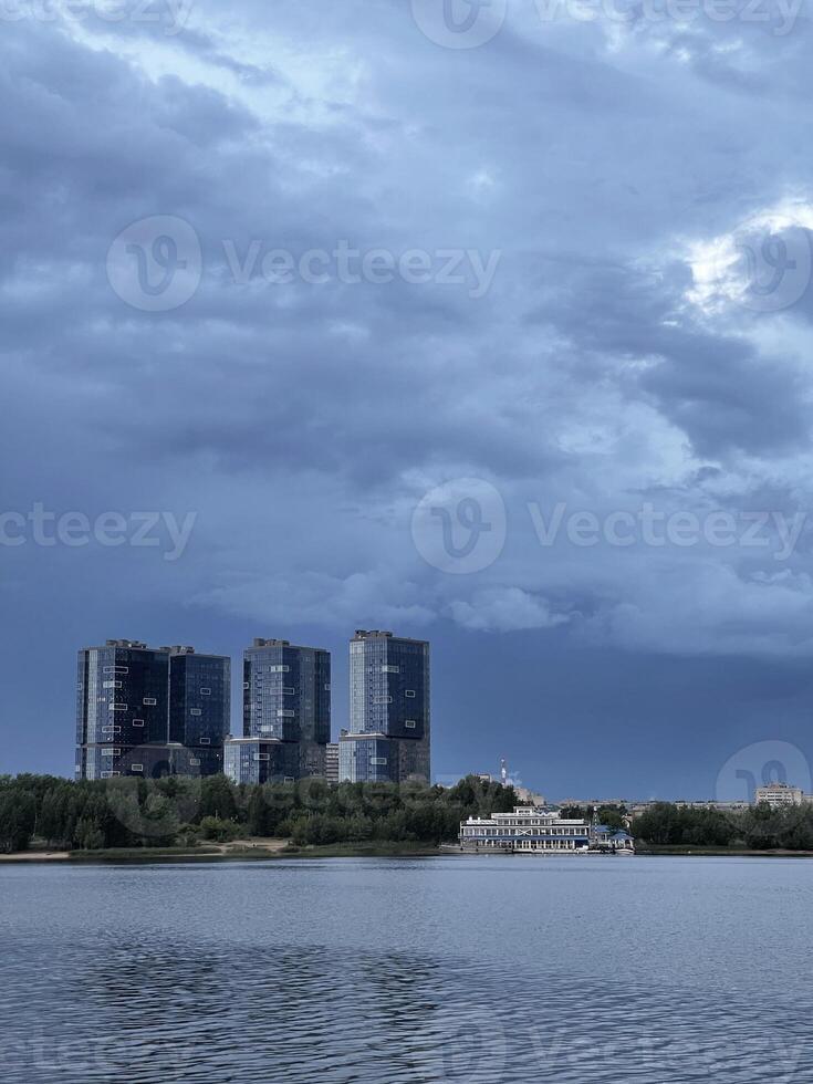 residencial zona de kazan cerca el río kazanka. Rusia foto