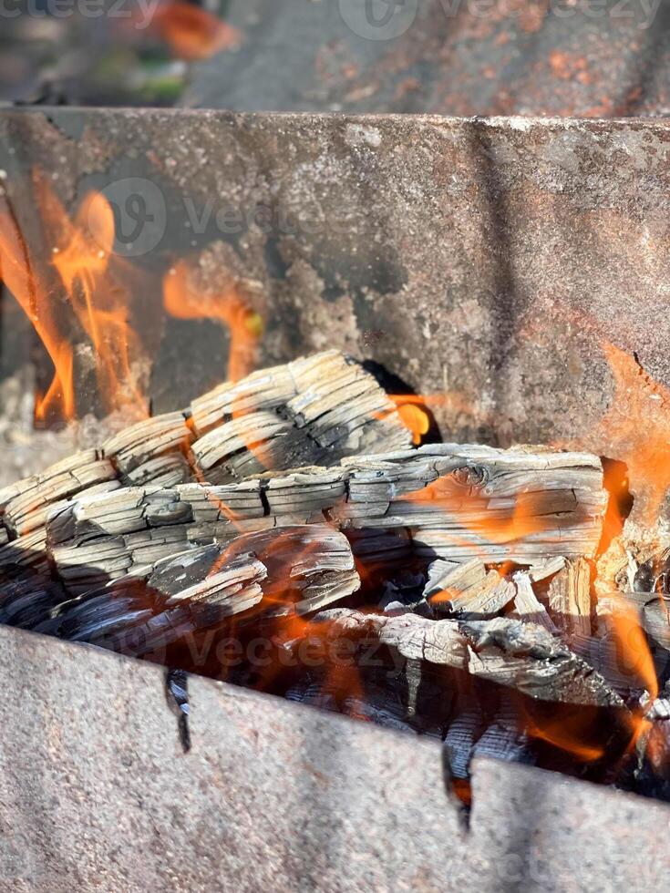 un fuego ardiente en un brasero foto