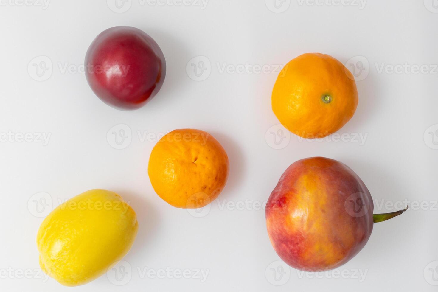 tarjeta y blanco papel Bosquejo armonizado con Fresco fruta, elaboración un visual sinfonía de ingenioso diseño y culinario deleitar, dónde saludable ingredientes unir en un banquete de vibrante imágenes foto