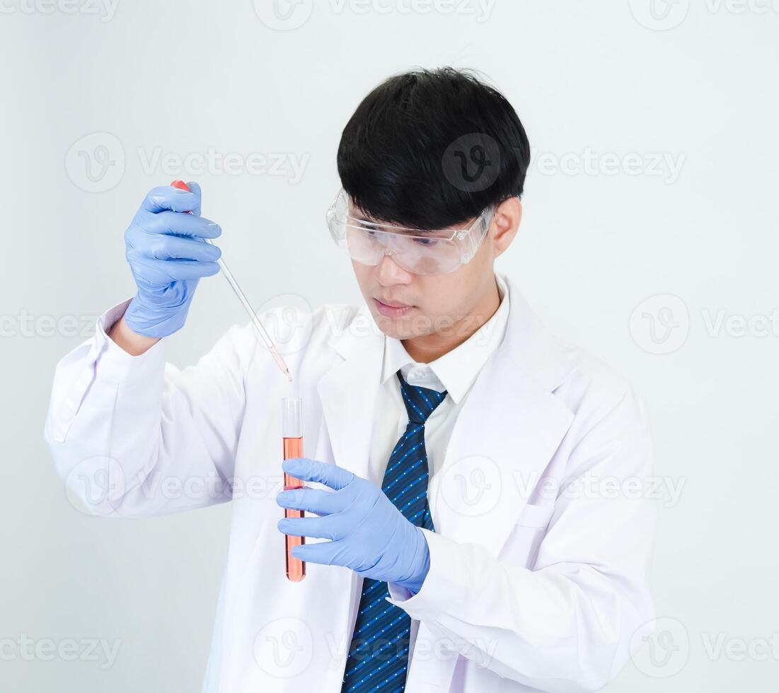 retrato asiático hombre estudiante científico o médico Mira mano participación reactivo mezcla laboratorio en Ciencias investigación laboratorio con prueba tubos de varios Talla en laboratorio química laboratorio blanco antecedentes foto