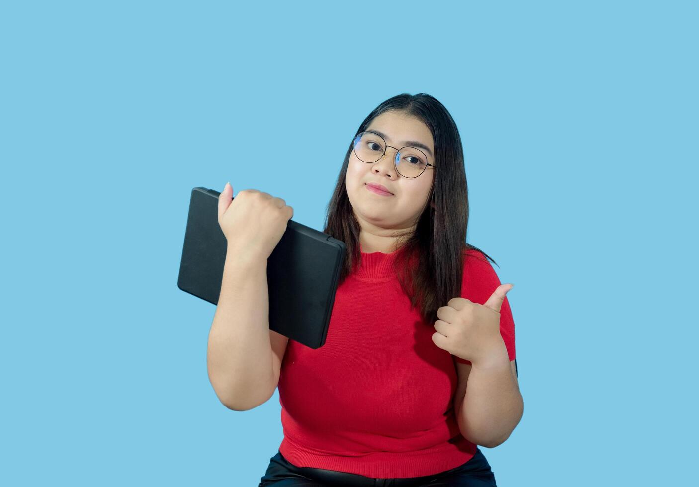 retrato negocio niña joven mujer asiático gordito grasa linda hermosa bonito uno persona vistiendo rojo camisa en oficina participación digital tableta y sonriente en pie con Copiar espacio en aislado azul suelo negro foto