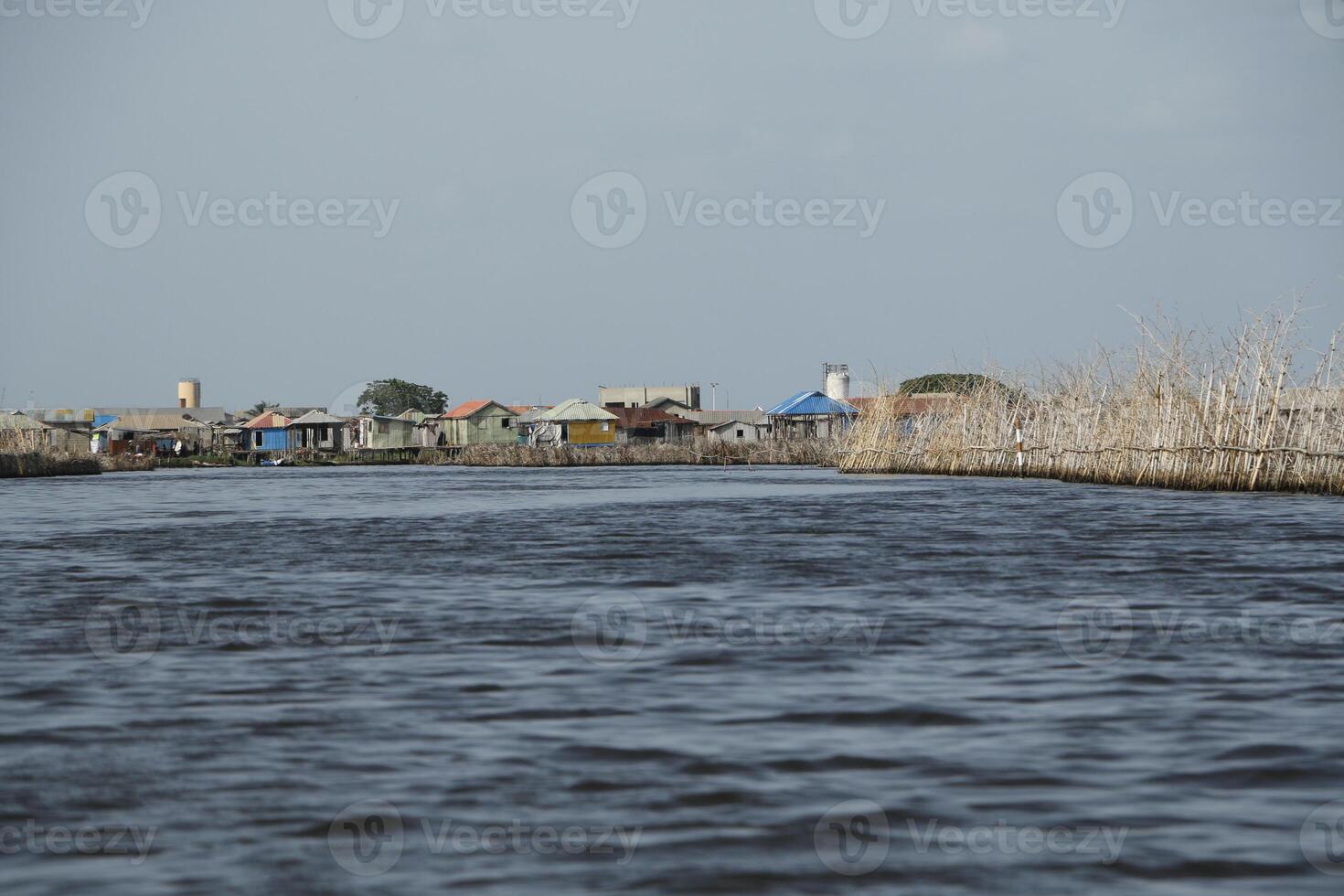 lago nokoue un lago en el sur de benín, dónde personas una vez correr lejos desde otro tribu y construido su casas en zancos eso es además mencionado como el africano Venecia. foto