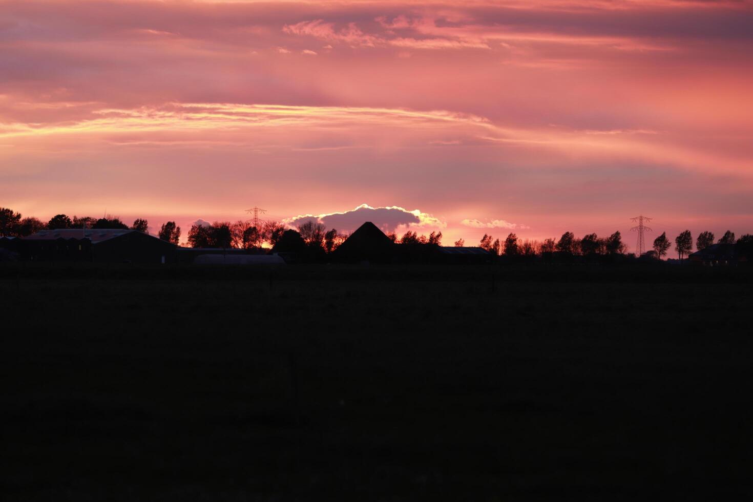 vistoso puesta de sol en el Países Bajos foto