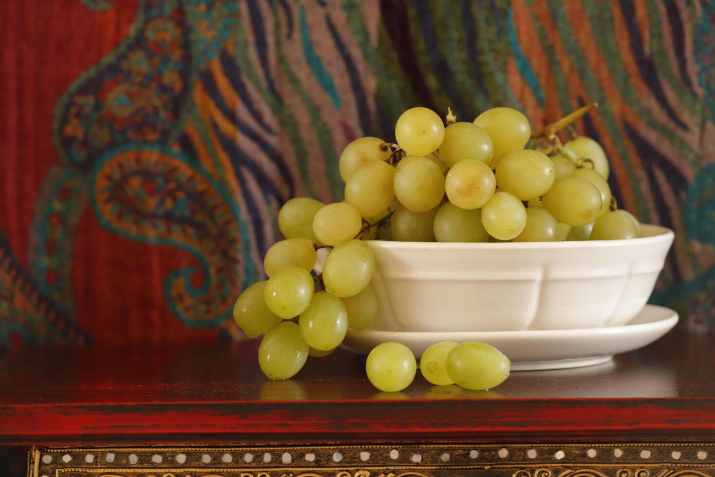 blanco Fruta cuenco con uvas foto