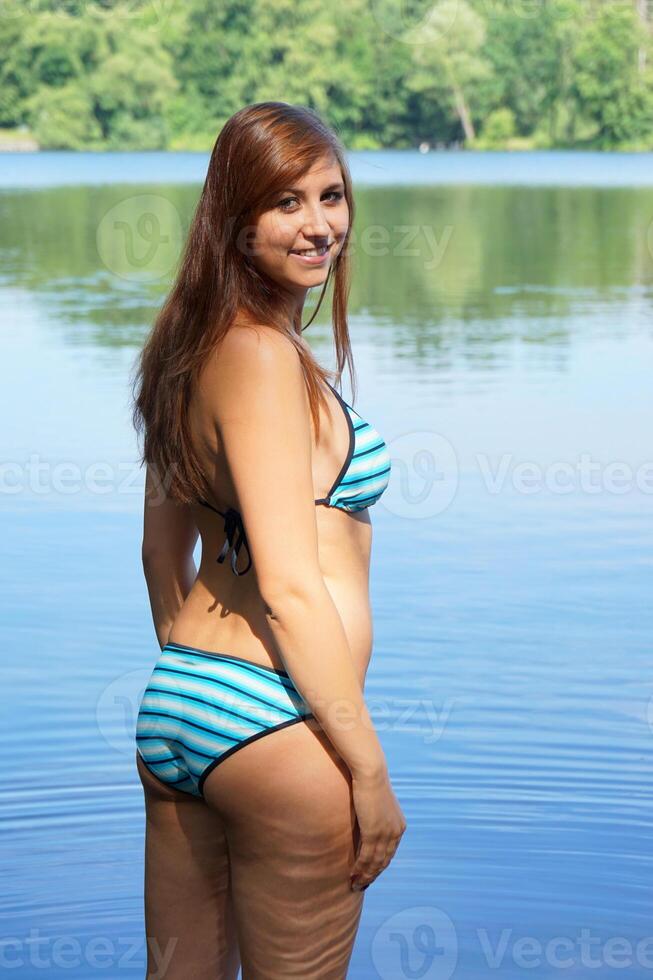 joven mujer vistiendo triángulo bikini conjunto foto