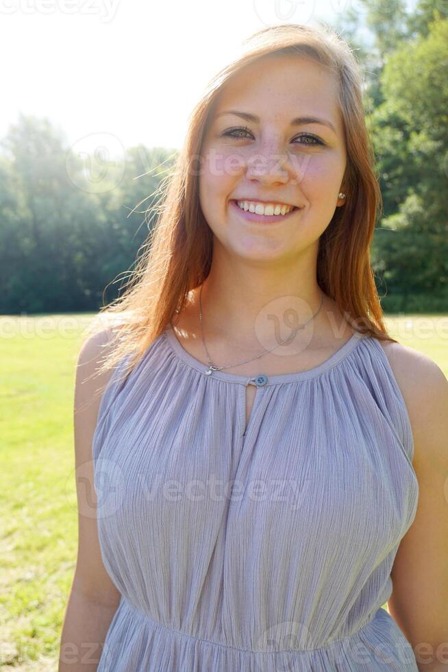 contento joven mujer en un parque foto