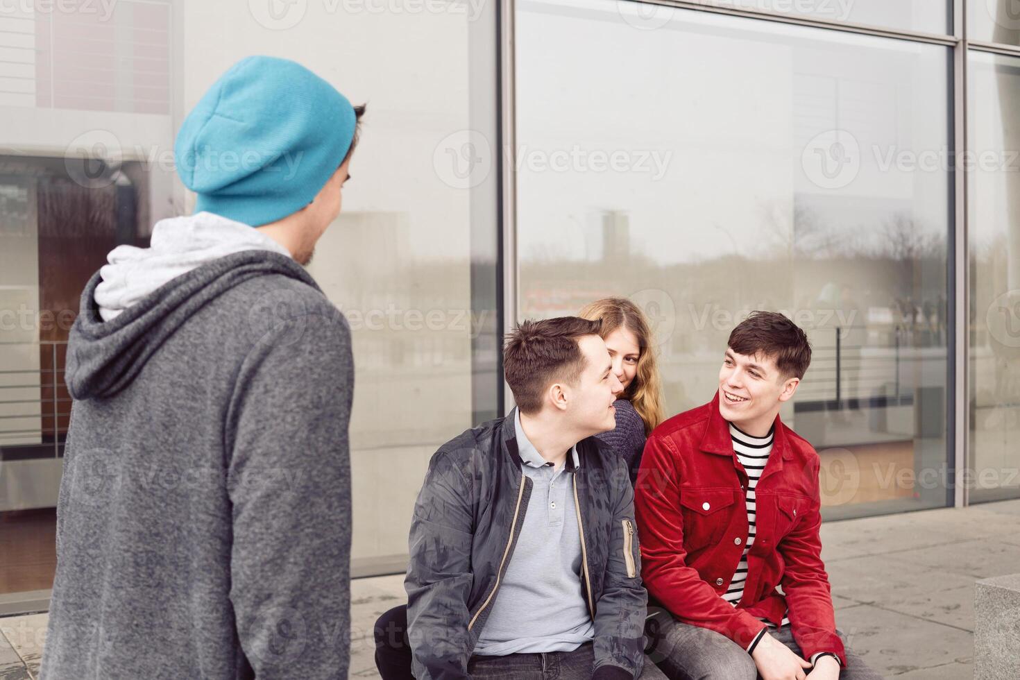 grupo de joven Adolescente amigos hablando y riendo juntos foto