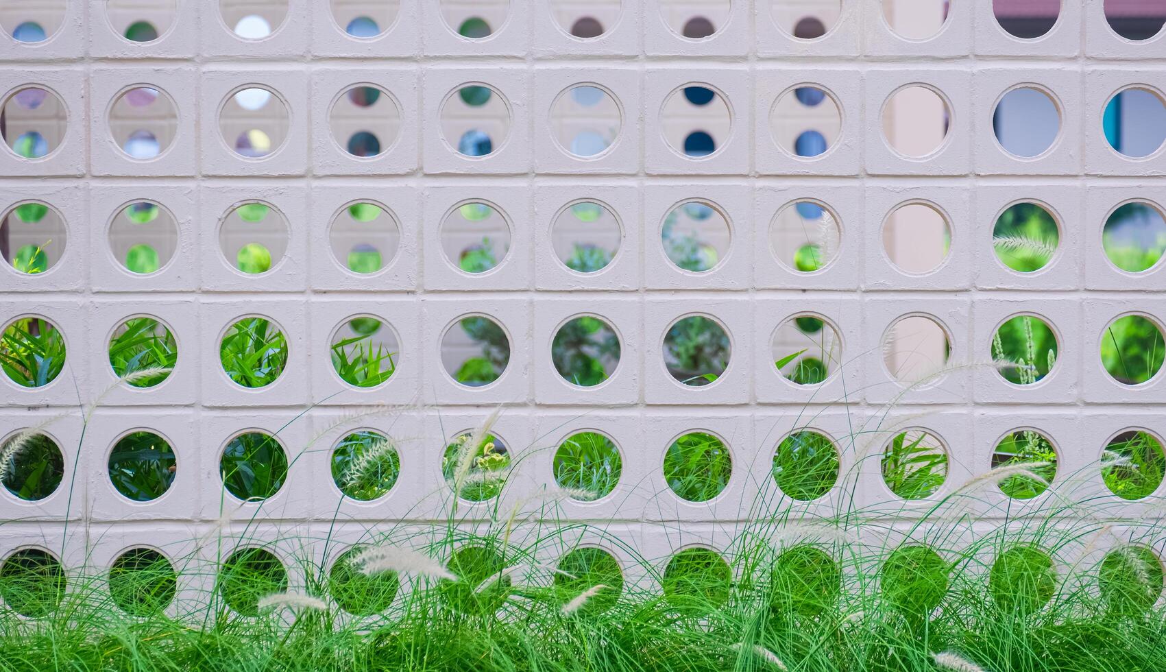 blanco circulo ventilación bloquear cerca pared en moderno desván estilo con fuente césped flores fuera de de hogar foto