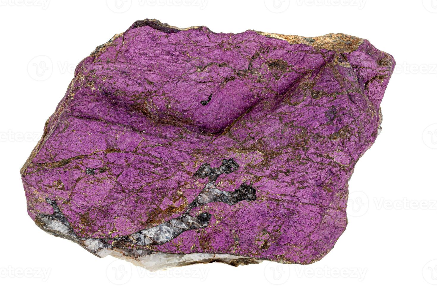 macro mineral Roca purpureo, púrpura purpurita en el raza un blanco antecedentes foto