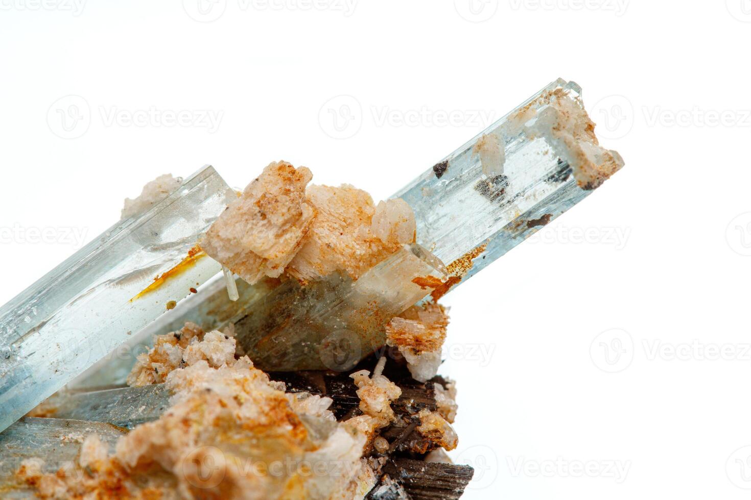 macro mineral Roca aguamarina en un blanco antecedentes foto