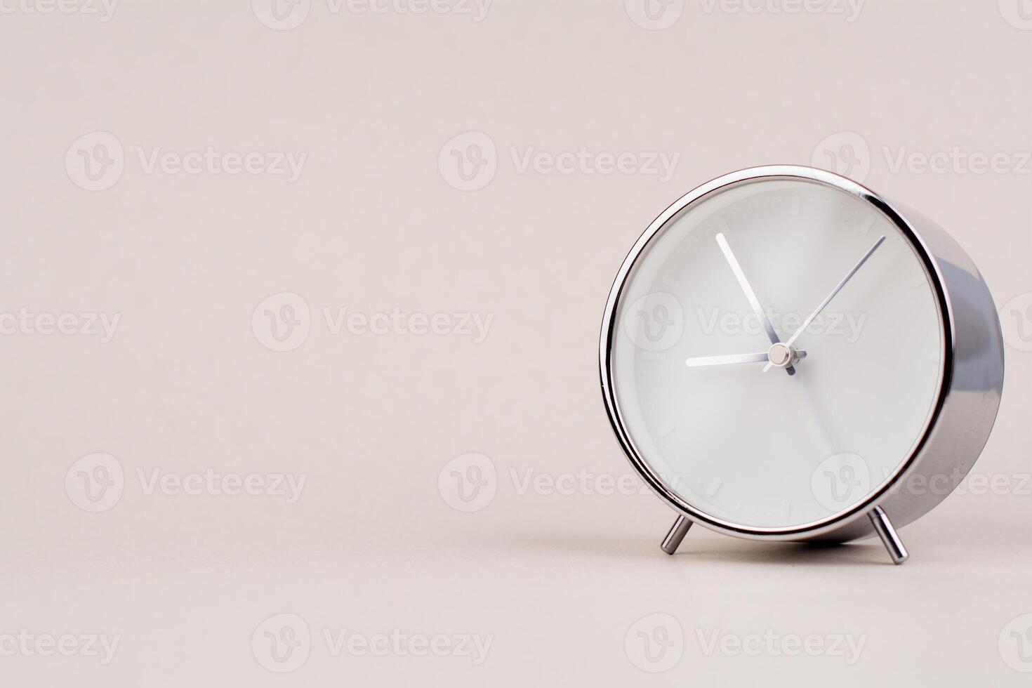 hora mano muestra en pie tiempo. alto calidad estudio foto de un reloj. el concepto de hora y el reglas de hora en trabajo
