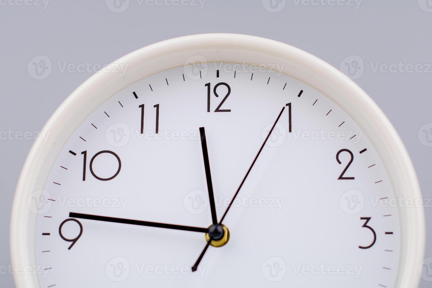 hora mano muestra en pie tiempo. alto calidad estudio foto de un reloj. el concepto de hora y el reglas de hora en trabajo