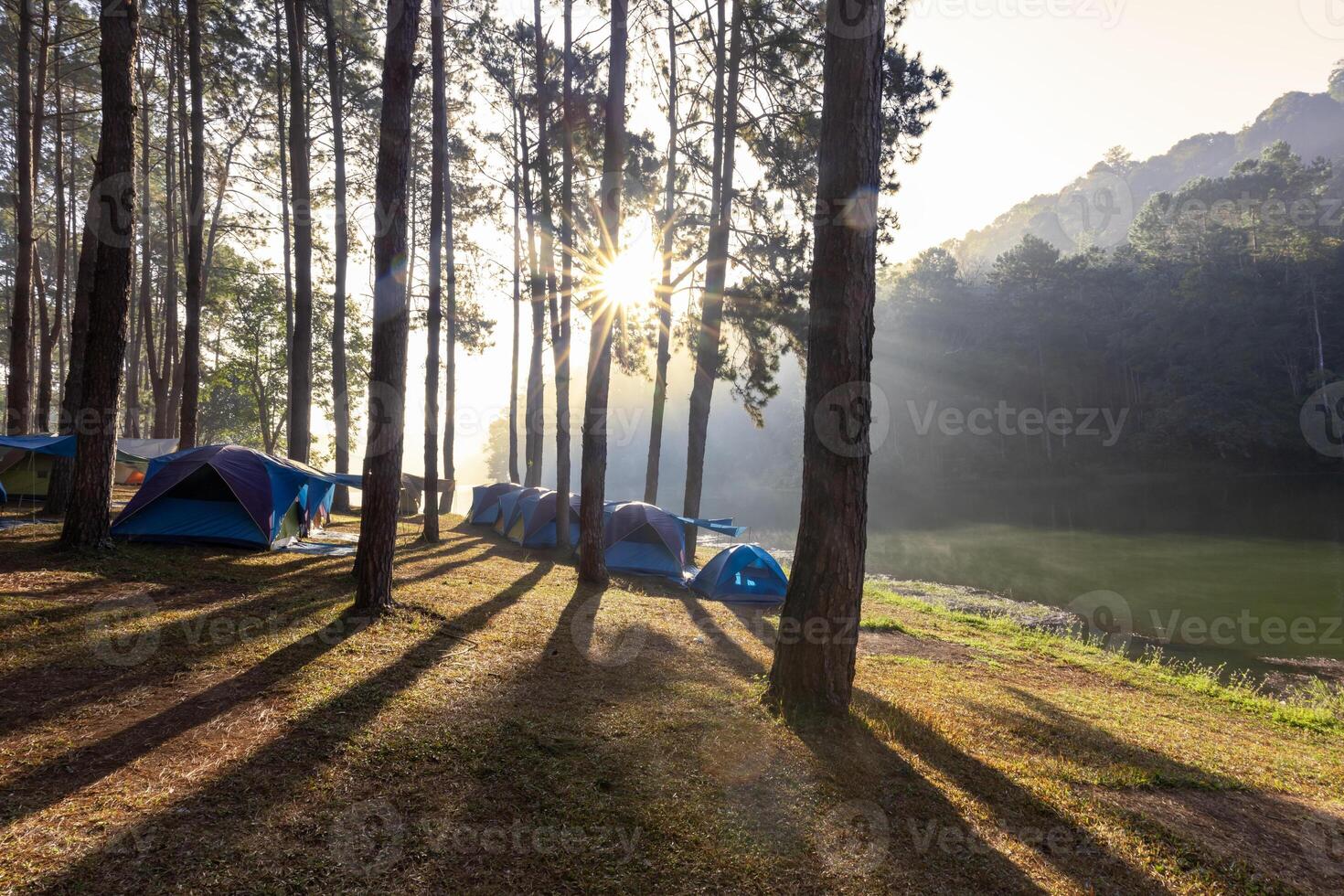 grupo de tienda para durante la noche cámping con amanecer terminado brumoso montaña y rayo de ligero y cámping de angustia joven, mae hong hijo, Tailandia foto