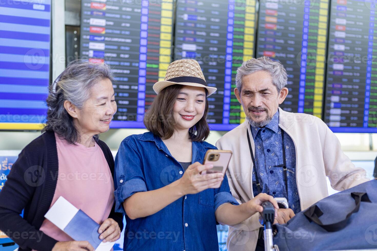 grupo de asiático familia turista pasajero con mayor padre mirando a el salida mesa a aeropuerto terminal para aerolínea viaje y fiesta vacaciones foto