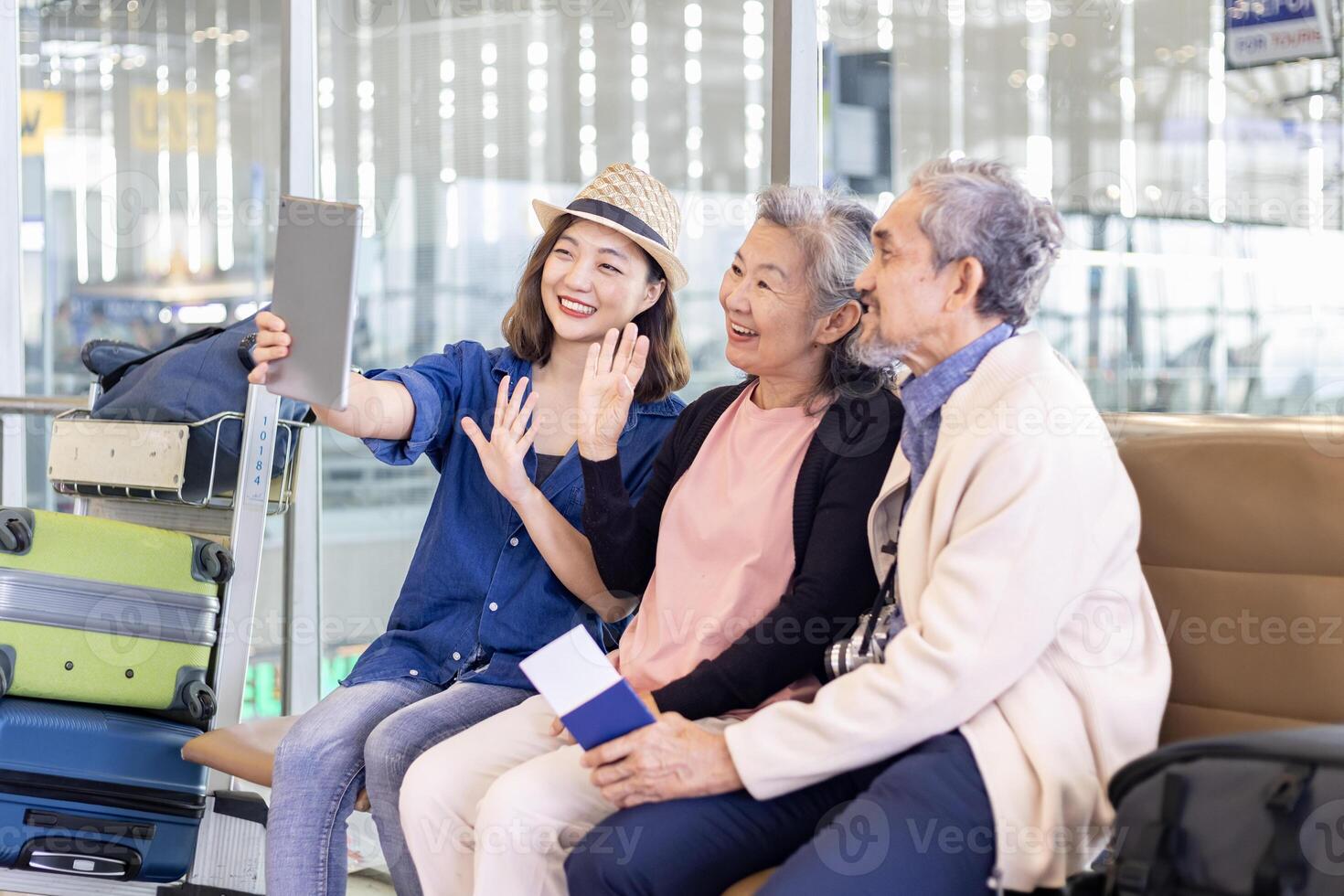grupo de asiático familia turista pasajeros con mayor es utilizando móvil teléfono a tomar selfie foto a aeropuerto terminal durante vacaciones viaje y largo fin de semana fiesta concepto