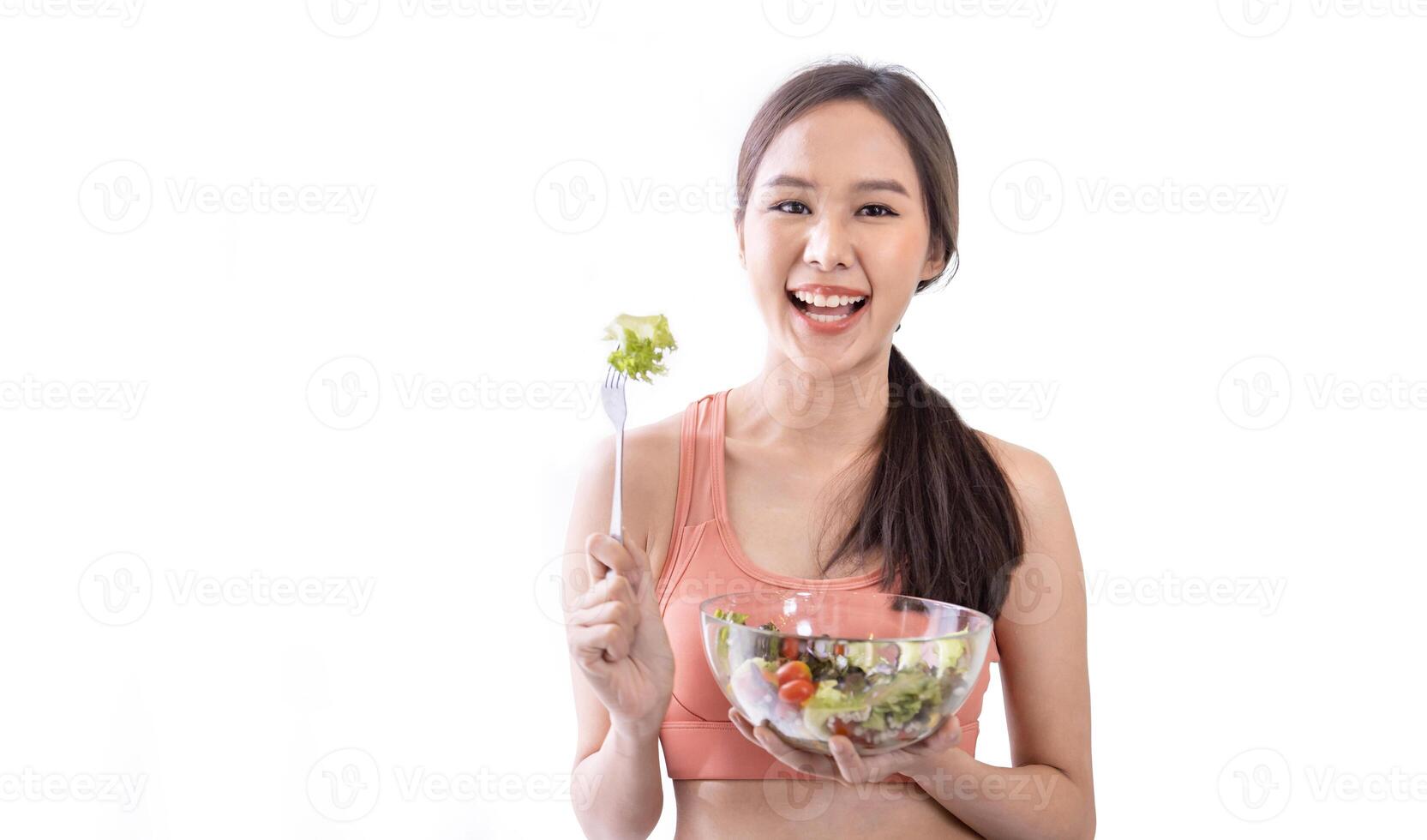 asiático mujer en ropa de deporte participación cuenco de Fresco ensalada para sano comiendo y vegano cultura de consumo concepto foto