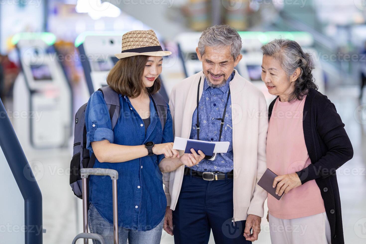 grupo de asiático familia turista pasajeros con mayor padre es mirando a el embarque pasar después yo cheque quiosco en a aeropuerto terminal para internacional viaje vuelo y vacaciones foto