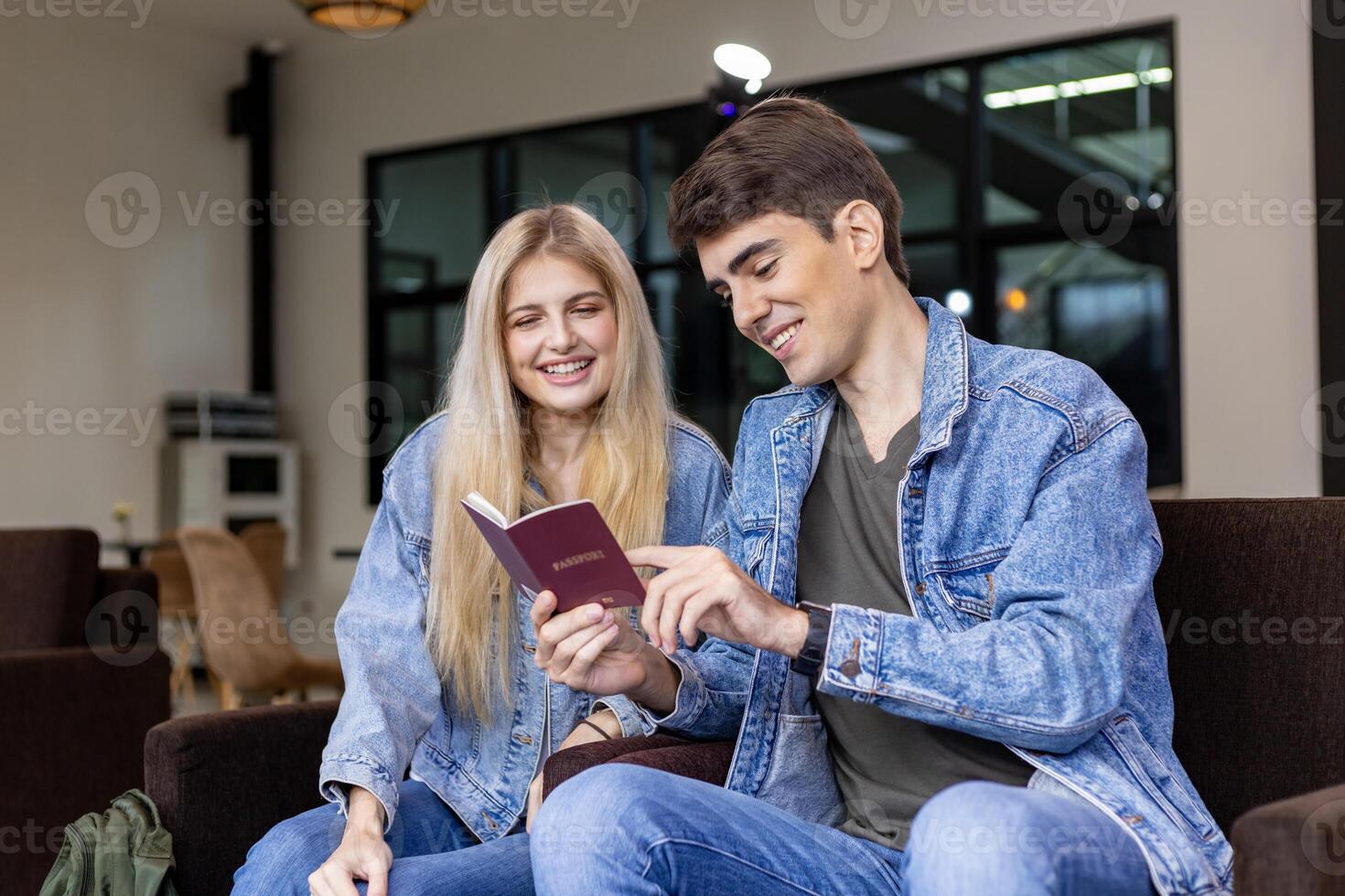 caucásico viajero Pareja es mirando a visa permiso en el pasaporte mientras esperando en aerolínea negocio salida salón terminal esperando para embarque avión foto