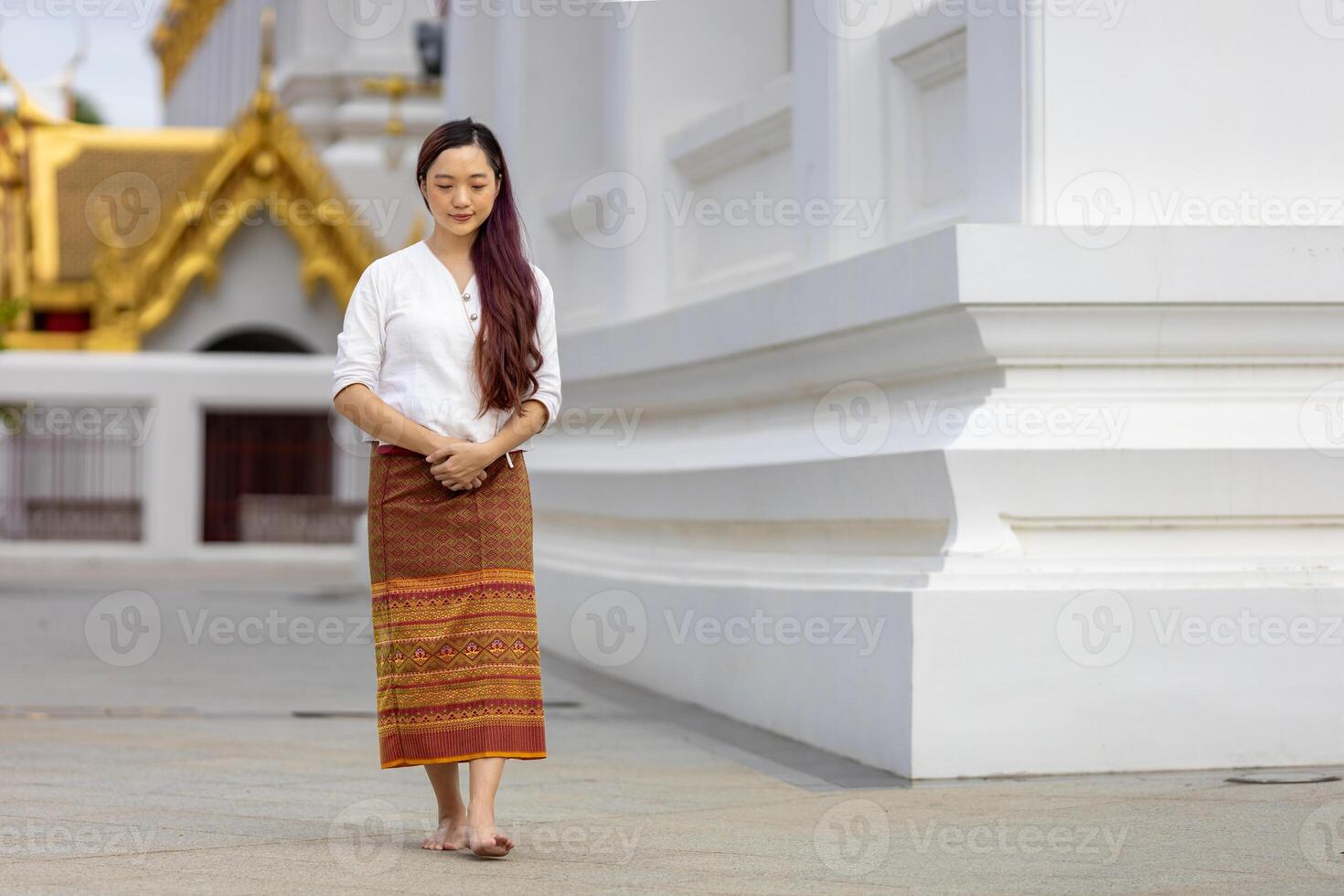 budista asiático mujer es haciendo caminando meditación alrededor templo para paz y tranquilo religión práctica foto