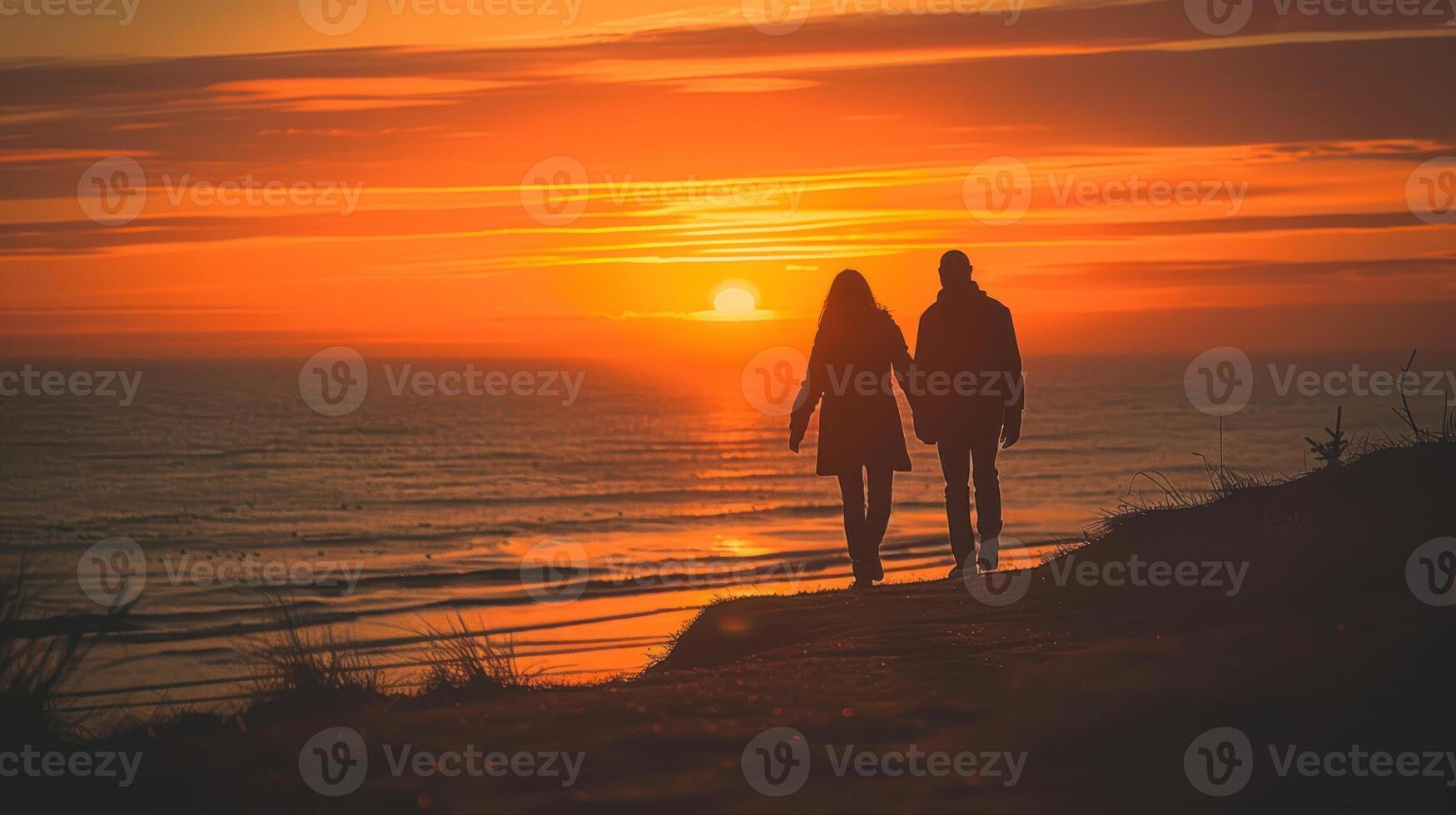 Pareja en pie juntos en el arenoso playa foto