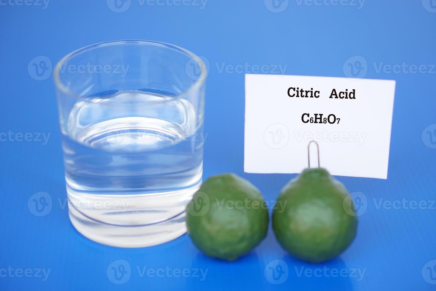 transparente vaso de agua y frutas a hacer Ciencias experimentar acerca de cítrico ácido con molecular fórmula c6h8o7 desde frutas concepto, educación, Ciencias laboratorio lección. foto