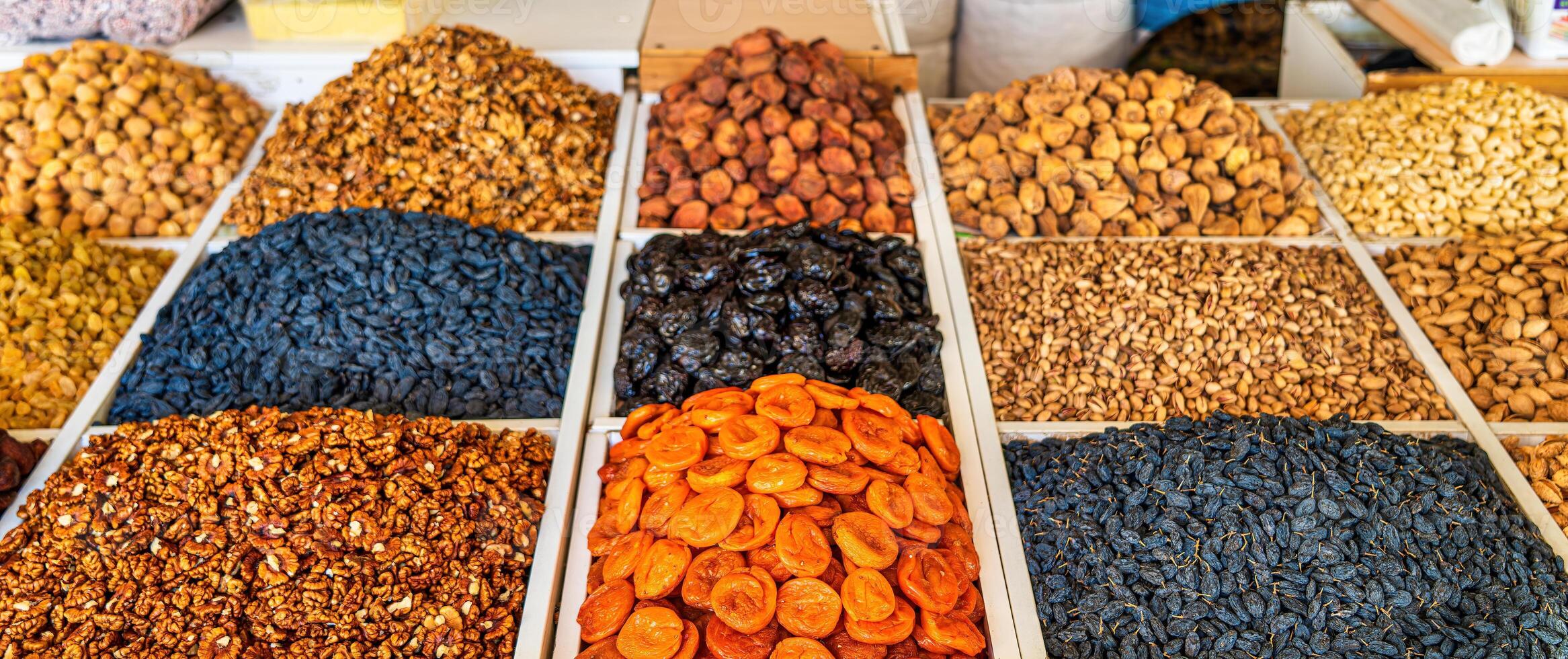 oriental seco frutas y nueces en el mostrador de el bazar. foto