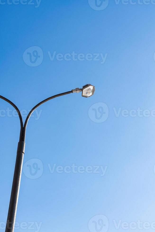 moderno LED linterna en contra el azul cielo. foto