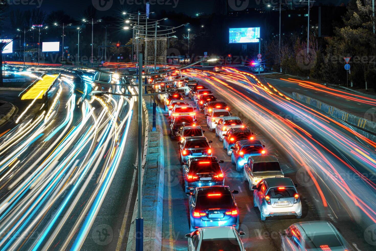 coche tráfico ligero a noche ciudad. foto