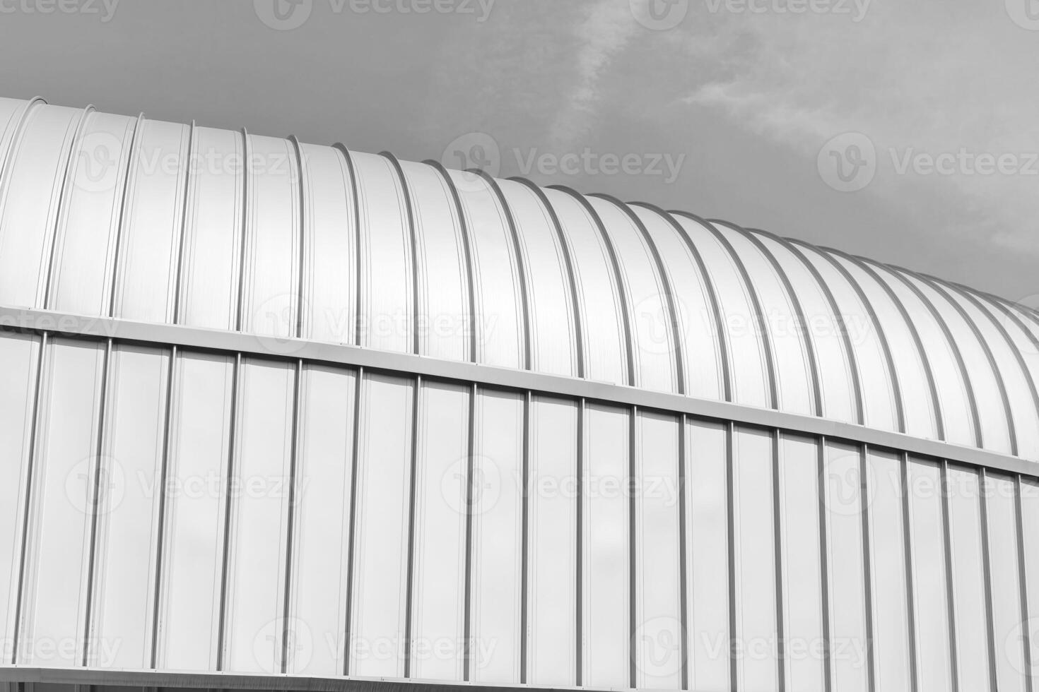 negro y blanco moderno edificio cubierto con metal aluminio paneles foto