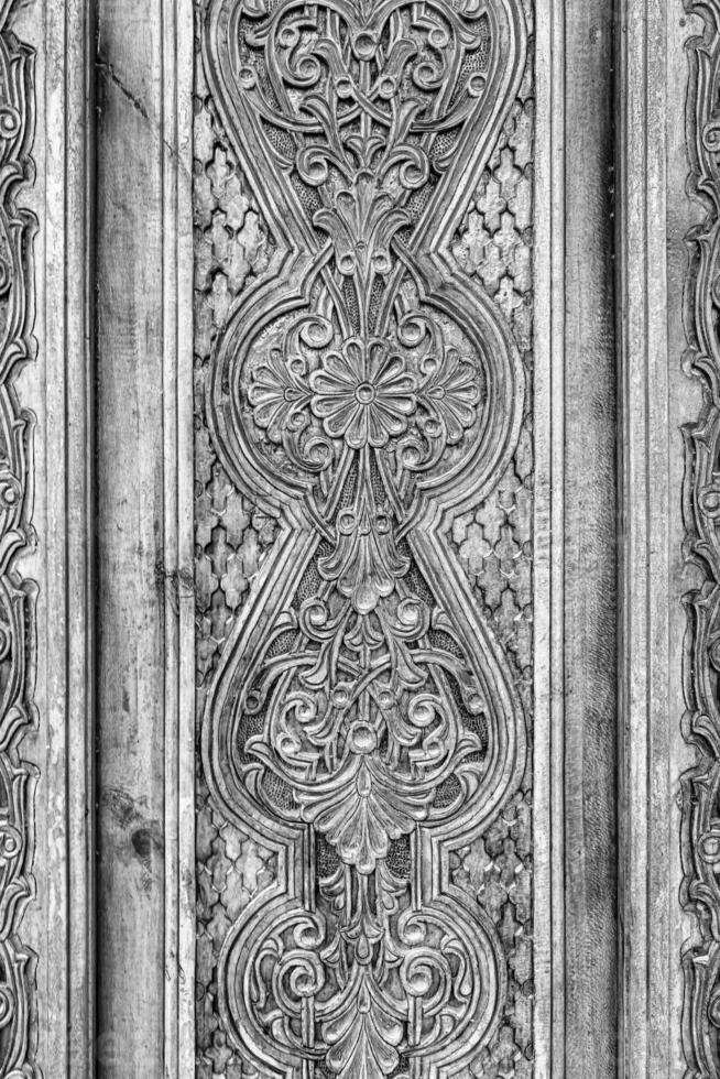 negro y blanco tallado de madera puertas con patrones y mosaicos foto