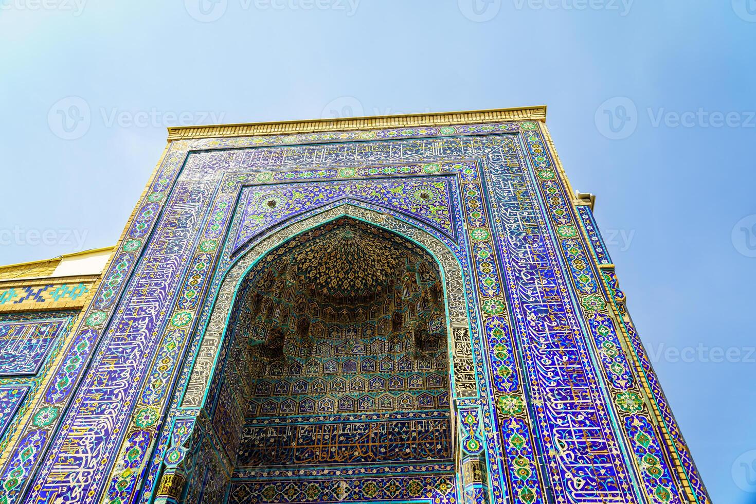 el antiguo mausoleo de shakh-i-zinda, el tumba de vivo rey, durante el reinado de amir temur en samarcanda. necrópolis arco decorado con geométrico islámico oriental ornamento. foto