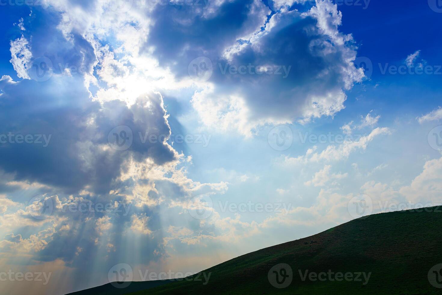 rayos de sol rotura mediante dramático cúmulo nubes cambio de clima. esperanza o religión concepto. foto