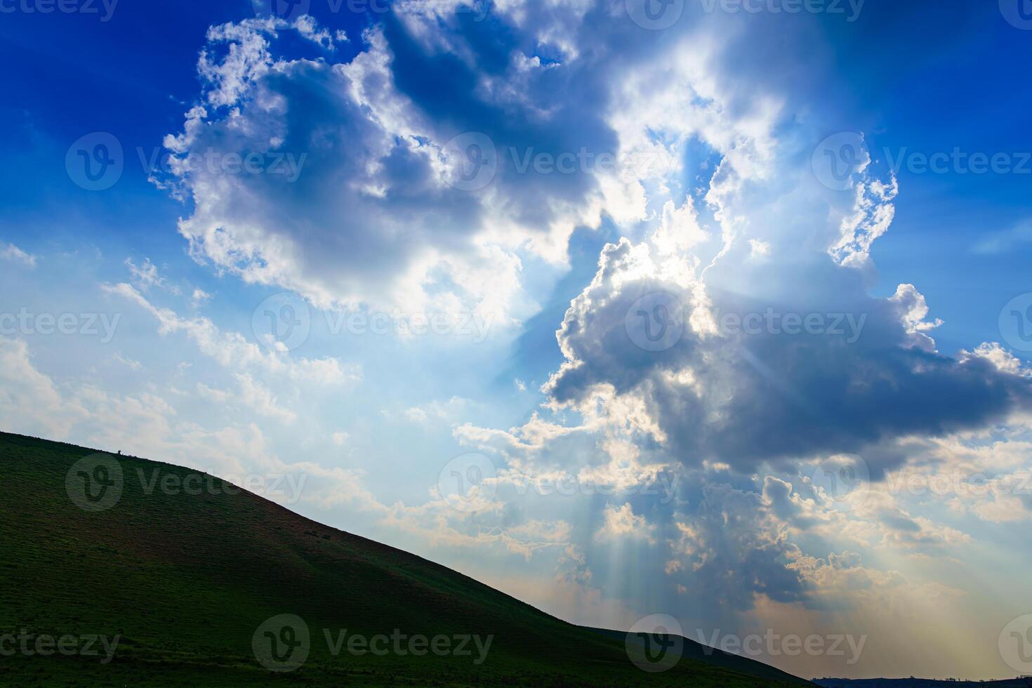 rayos de sol rotura mediante dramático cúmulo nubes cambio de clima. esperanza o religión concepto. foto