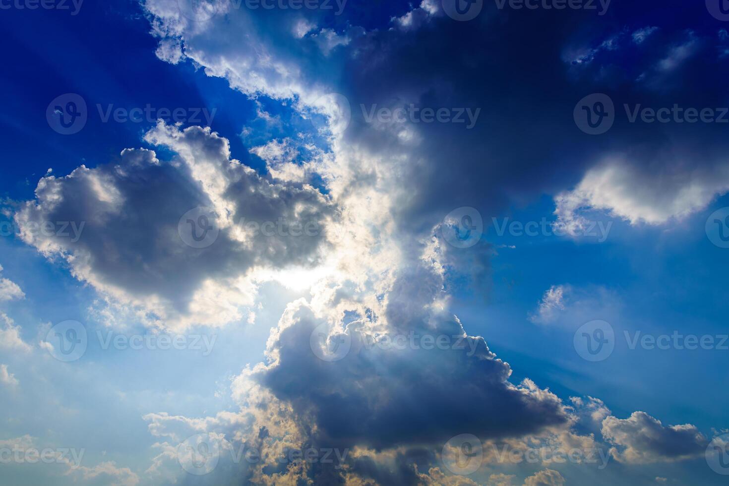 rayos de sol rotura mediante dramático cúmulo nubes cambio de clima. esperanza o religión concepto. foto