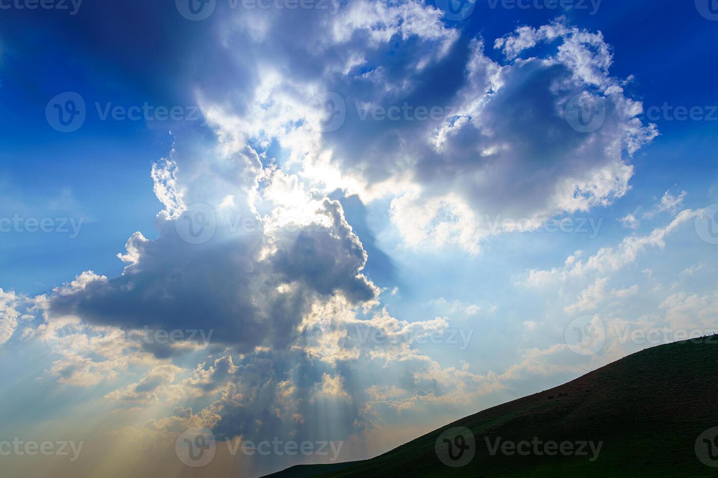 rayos de sol rotura mediante dramático cúmulo nubes cambio de clima. esperanza o religión concepto. foto