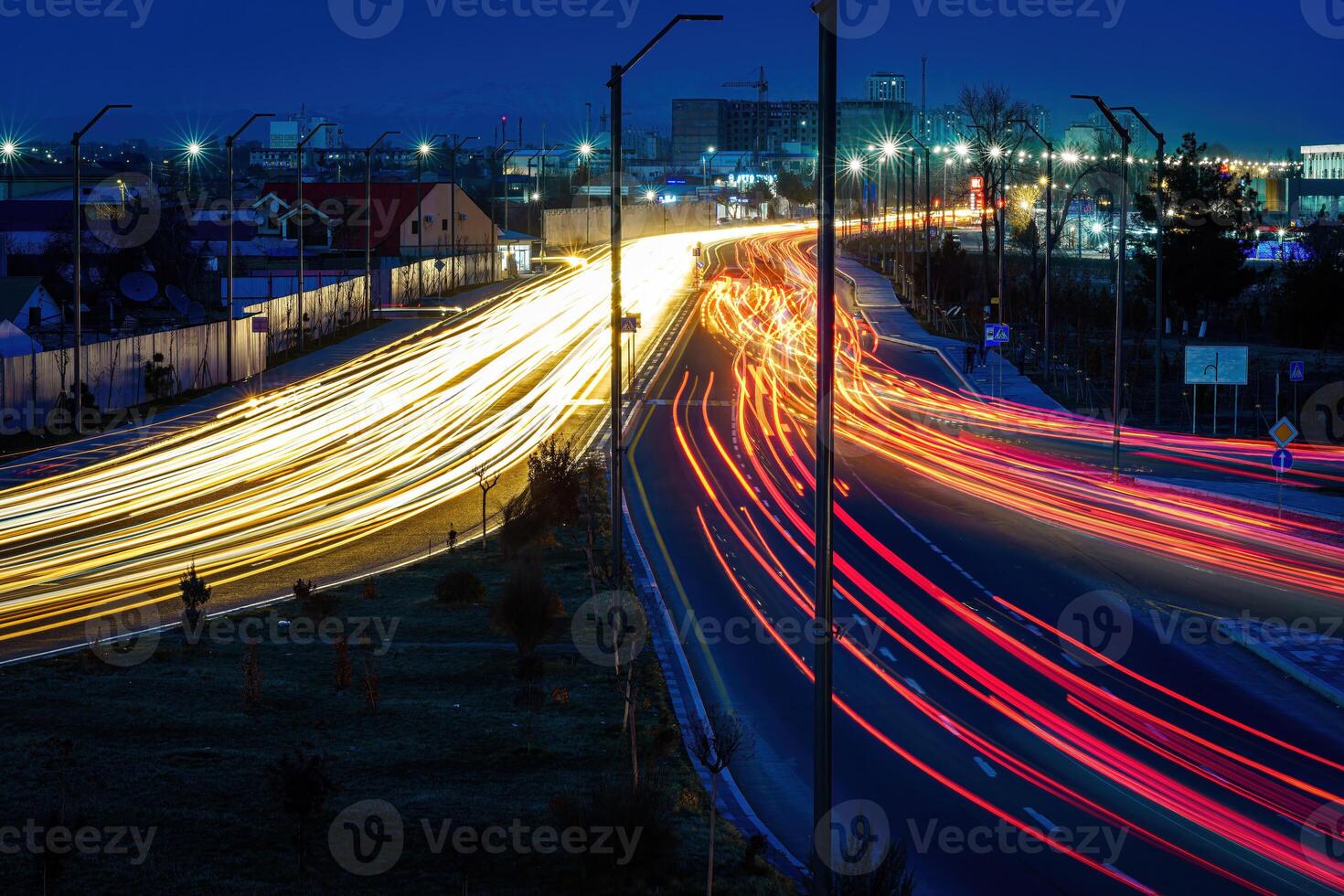 coche tráfico ligero a noche ciudad. foto