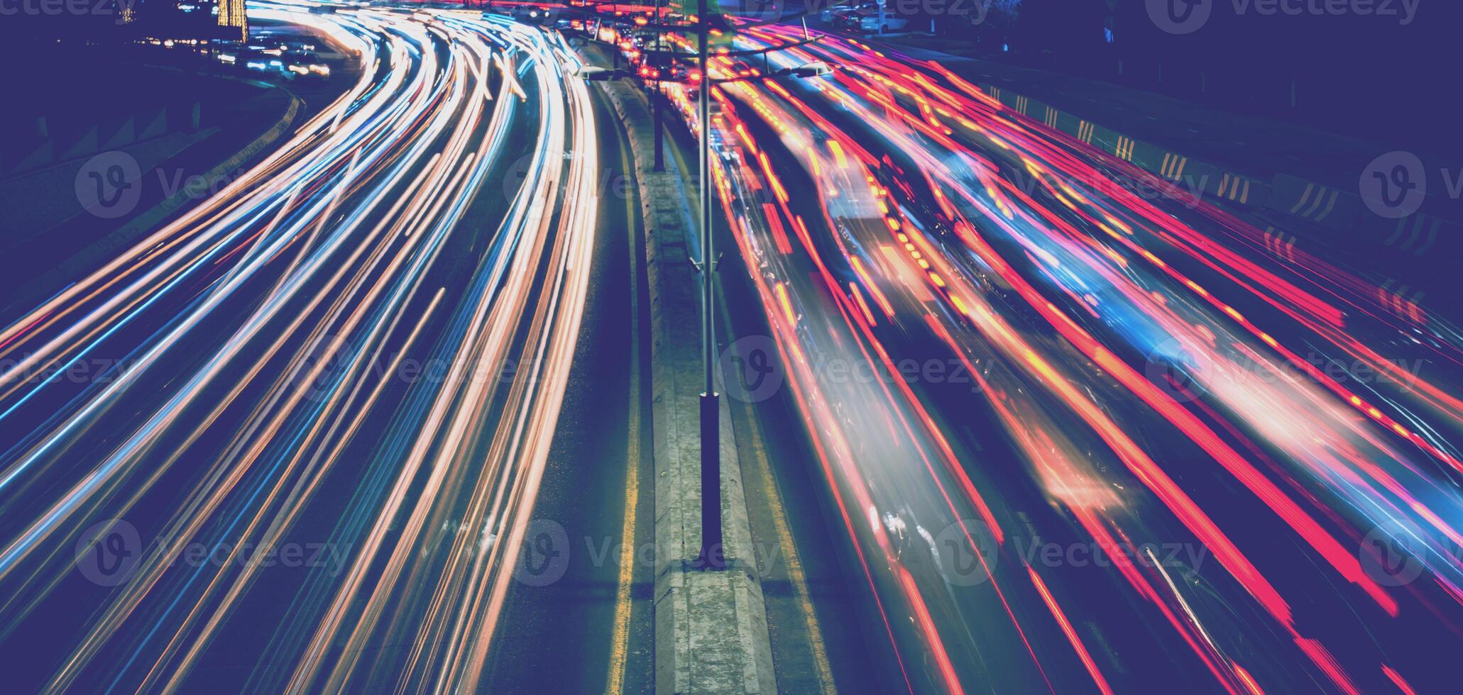 coche tráfico ligero a noche ciudad. foto