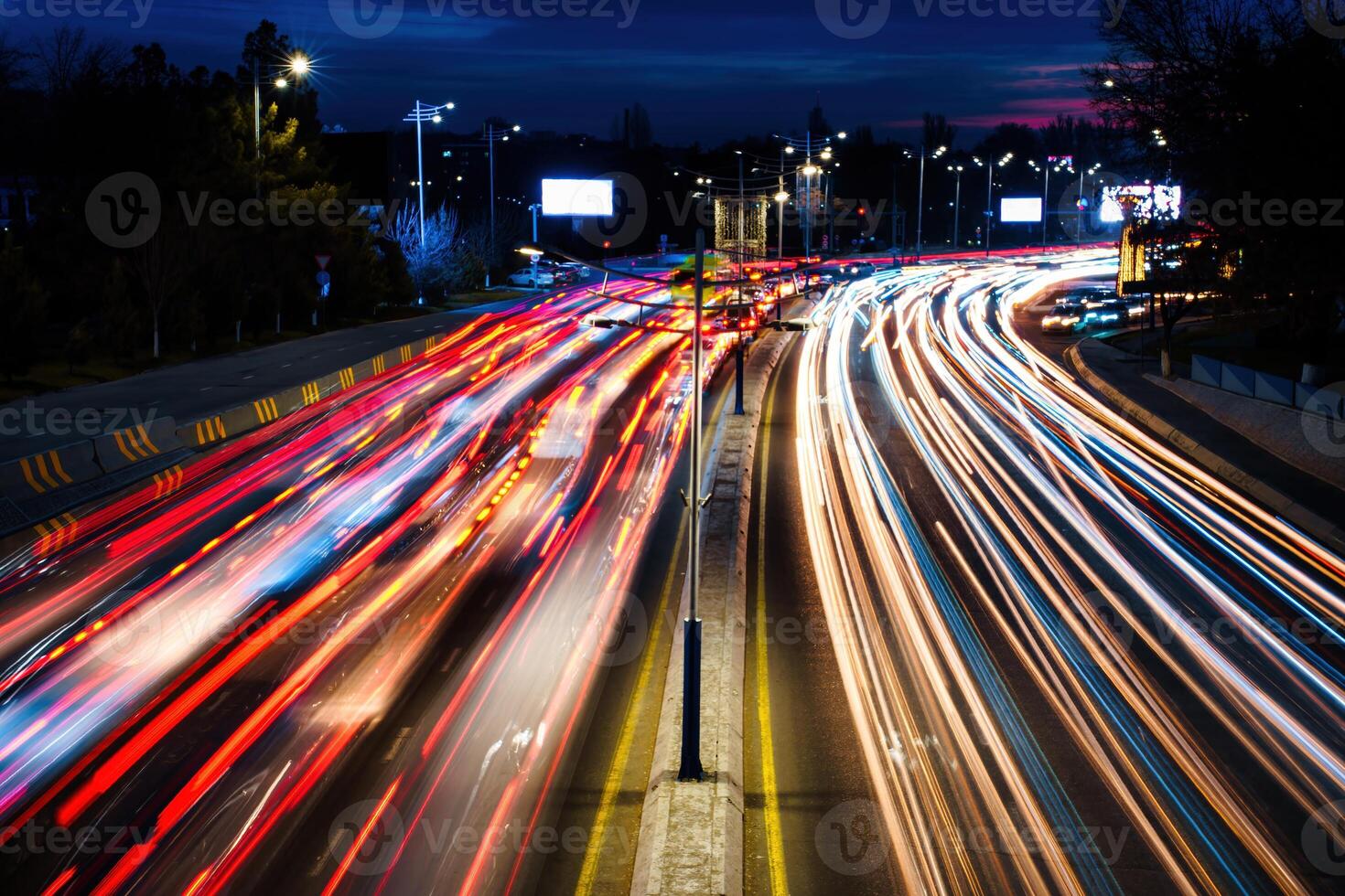 coche tráfico ligero a noche ciudad. foto