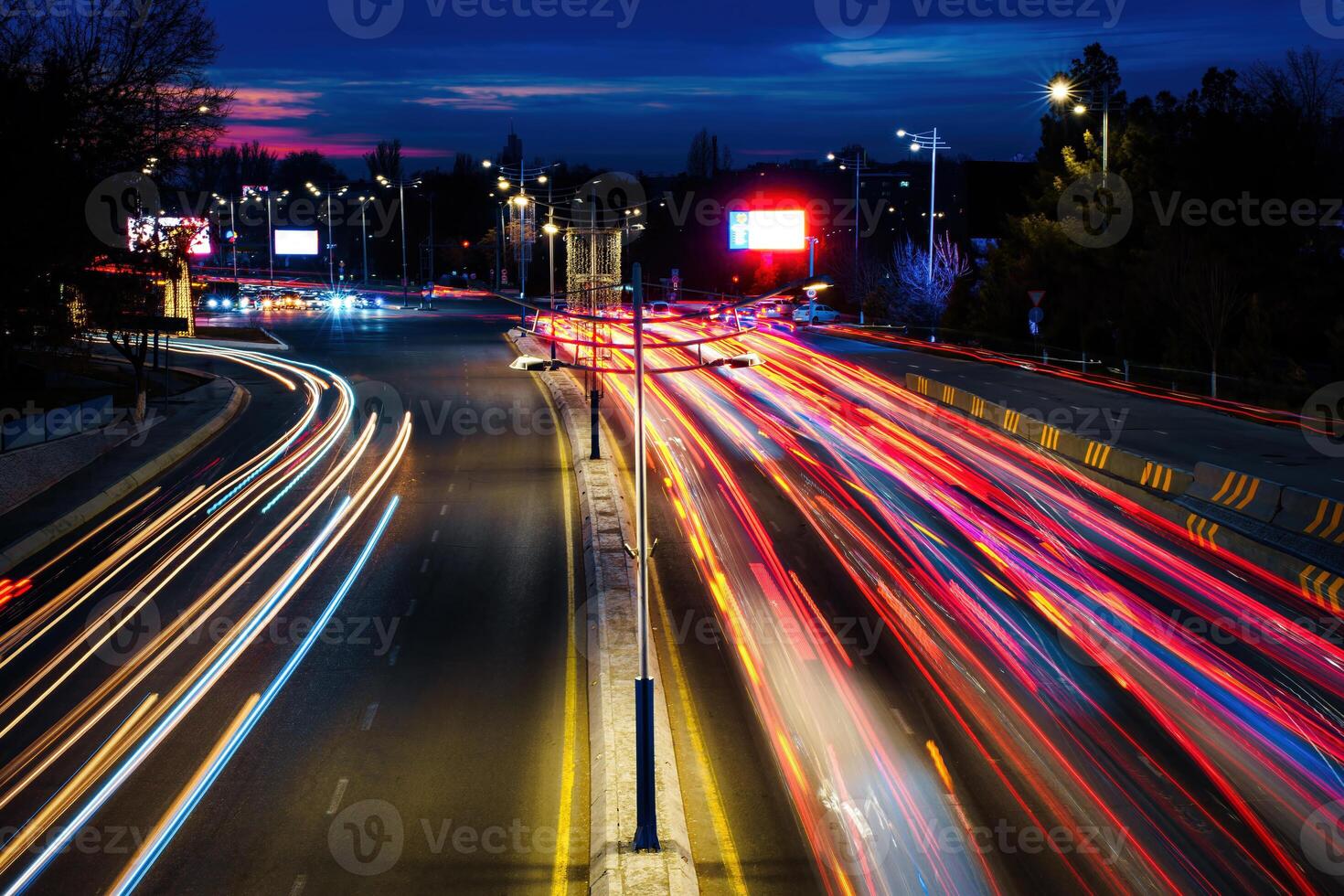 coche tráfico ligero a noche ciudad. foto