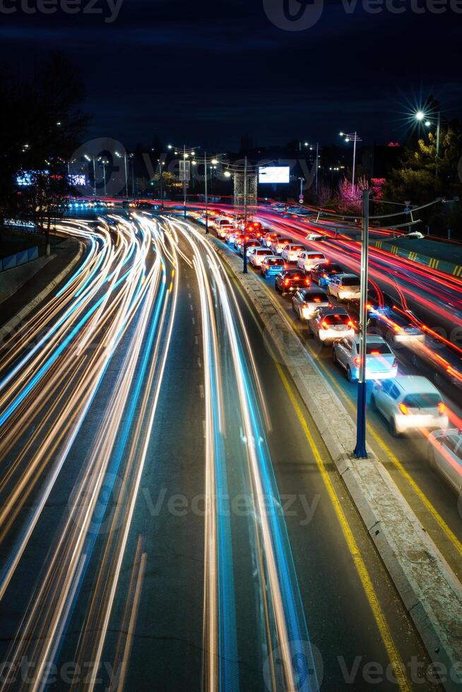 coche tráfico ligero a noche ciudad. foto