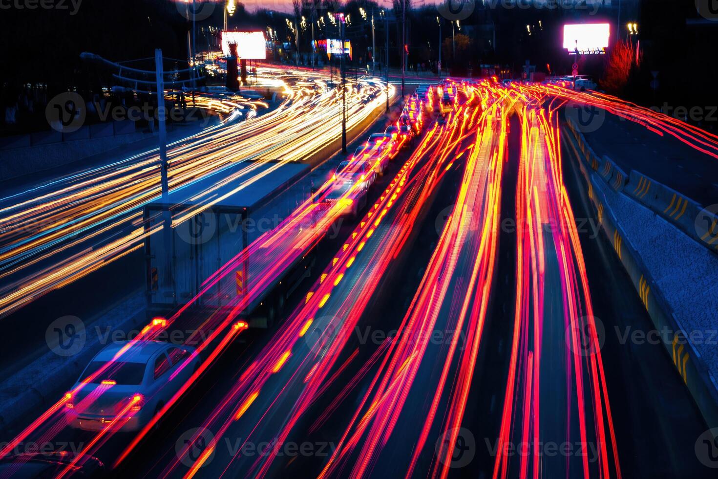 coche tráfico ligero a noche ciudad. foto