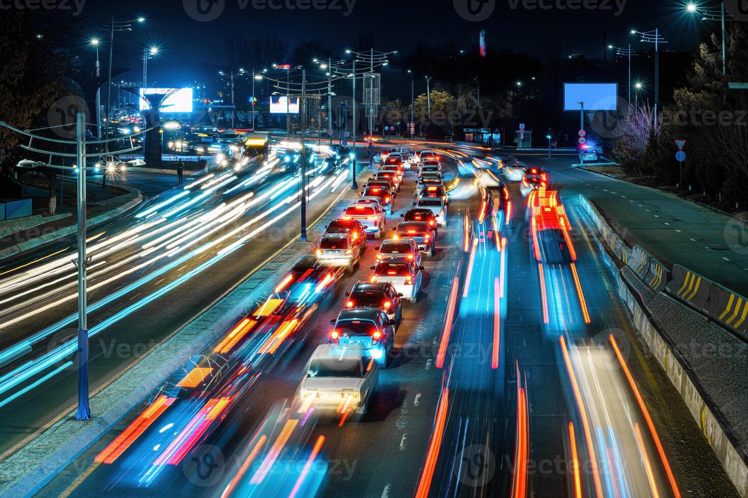 coche tráfico ligero a noche ciudad. foto