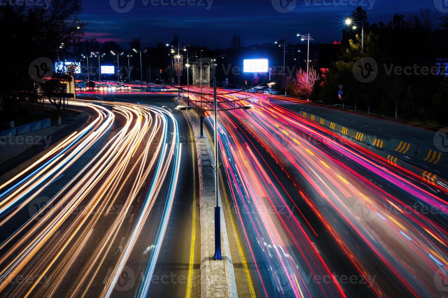 coche tráfico ligero a noche ciudad. foto