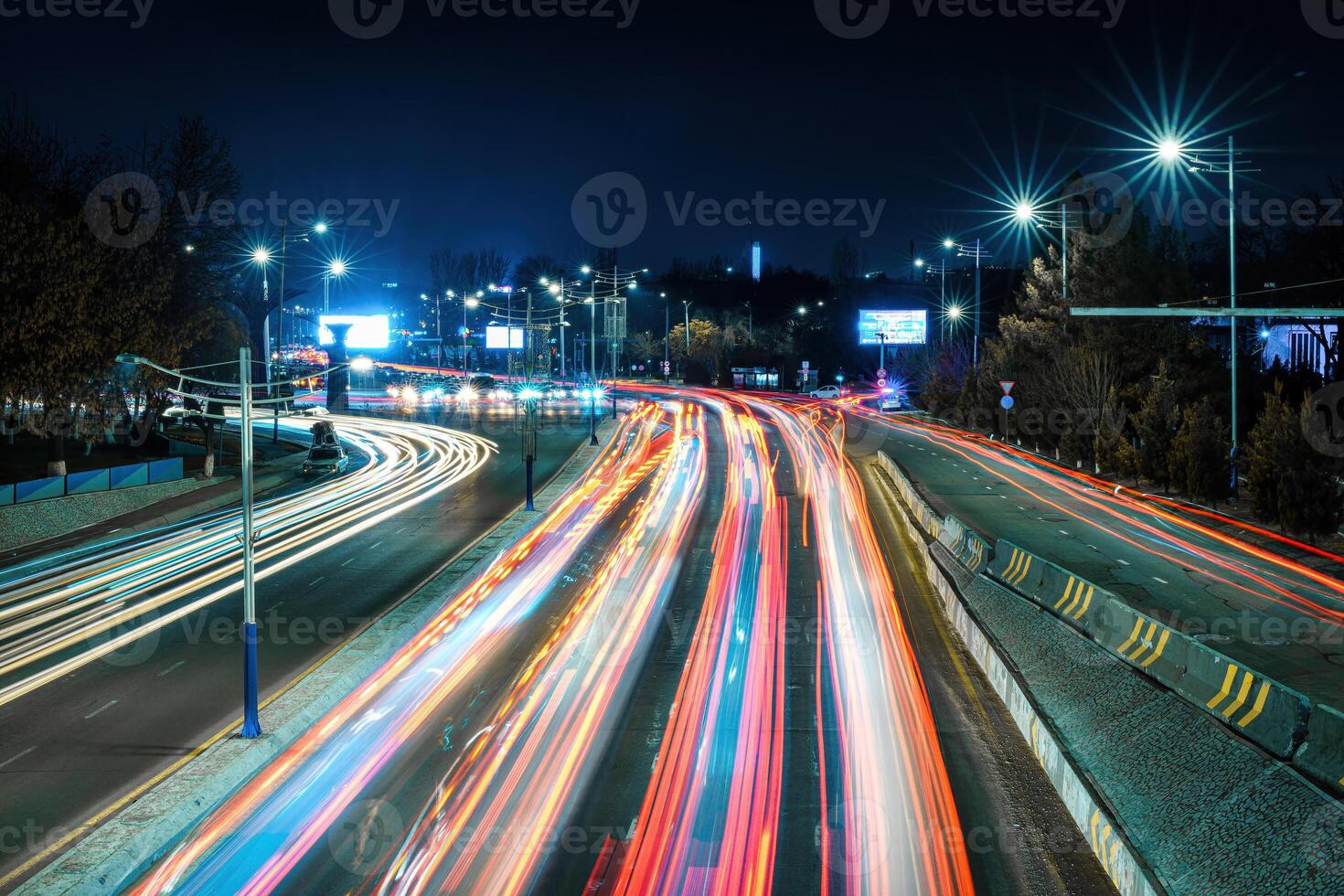 coche tráfico ligero a noche ciudad. foto