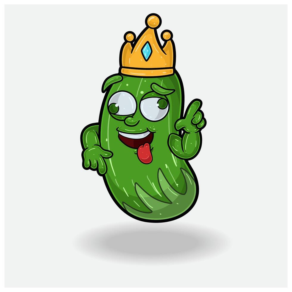 Pepino Fruta corona mascota personaje dibujos animados con loco expresión. vector