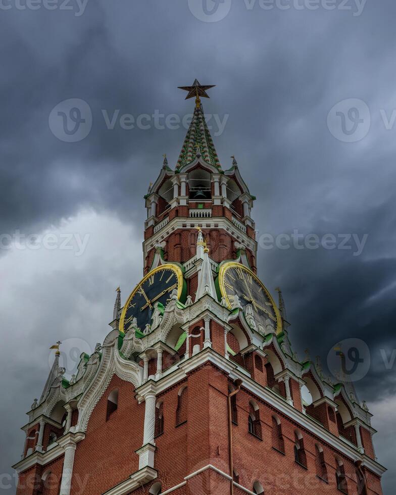 rojo cuadrado. spasskaya torre con un reloj. reunión nubes terminado el kremlin Moscú, Rusia. foto