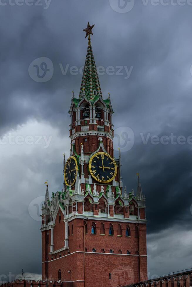 rojo cuadrado. spasskaya torre con un reloj. reunión nubes terminado el kremlin Moscú, Rusia. foto