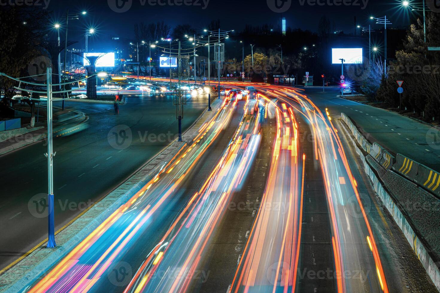 coche tráfico ligero a noche ciudad. foto