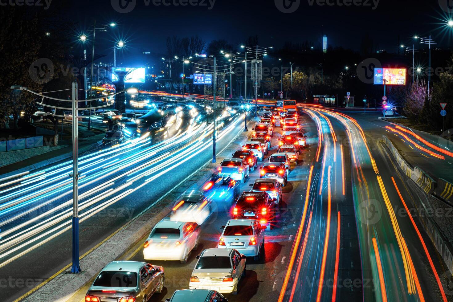 coche tráfico ligero a noche ciudad. foto